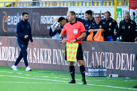 IFK Göteborgs tränare Poya Asbaghi jublar