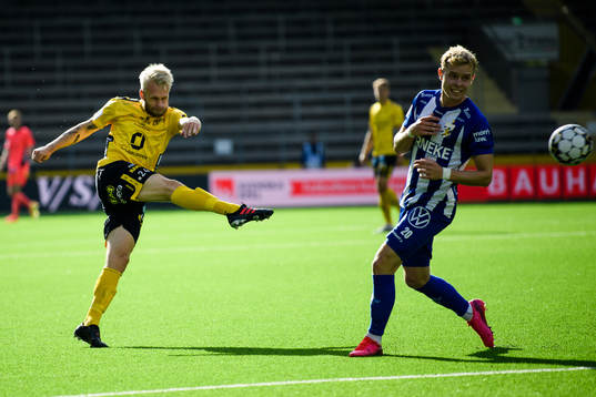 Elfsborgs Johan Larsson skjuter och Victor Wernersson