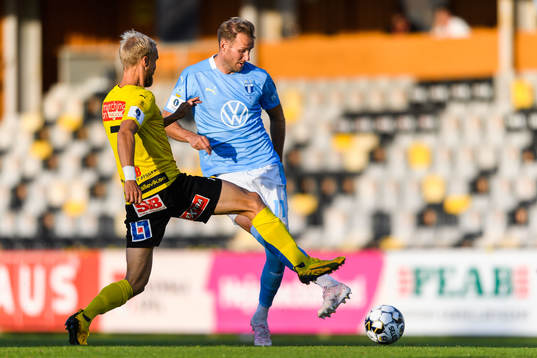 Mjällbys Viktor Gustafson och Malmö FFs Ola Toivonen