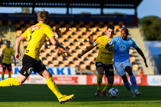Mjällbys Besard Sabovic och Malmö FFs Fouad Bachirou