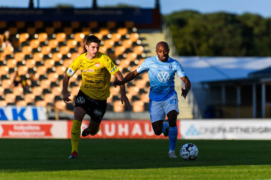 Mjällbys Besard Sabovic och Malmö FFs Fouad Bachirou