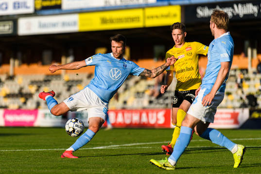 Malmö FFs Arnór Traustason och Mjällbys Eric Björkander