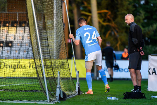 Malmö FFs Lasse Nielsen lämnar planen