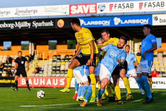 Malmö FFs Lasse Nielsen skadar sig