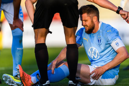 Malmö FFs Lasse Nielsen har ont och tar sig för benet