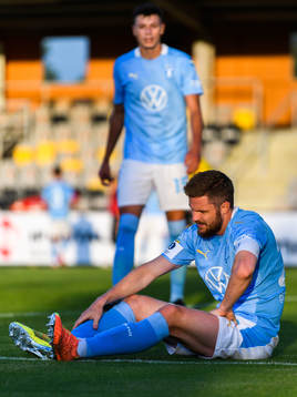 Malmö FFs Lasse Nielsen har ont och tar sig för benet