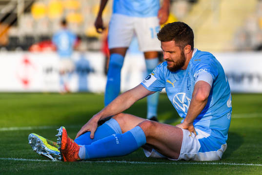 Malmö FFs Lasse Nielsen har ont och tar sig för benet