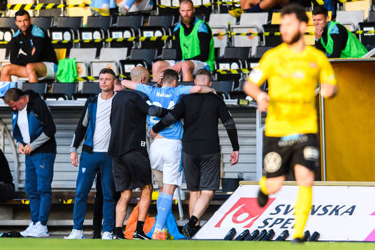 Malmö FFs tränare Jon Dahl Tomasson klappar om Lasse