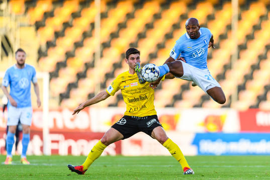 Mjällbys Besard Sabovic och Malmö FFs Fouad Bachirou