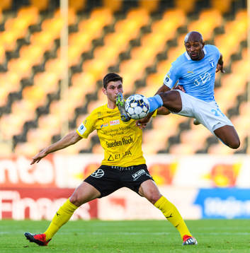 Mjällbys Besard Sabovic och Malmö FFs Fouad Bachirou