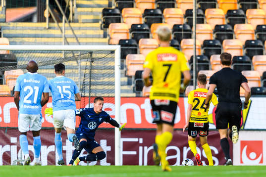 Mjällbys Taylor Silverholt och Malmö FFs målvakt Johan