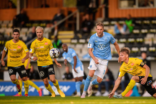 Mjällbys Viktor Gustafson och Eric Björkander mot Malmö