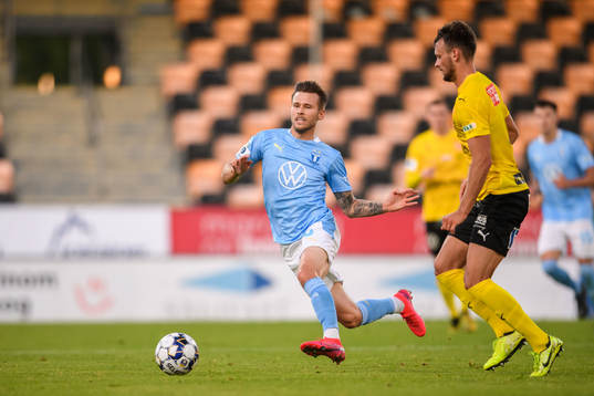 Malmö FFs Arnór Traustason och Mjällbys Max Watson