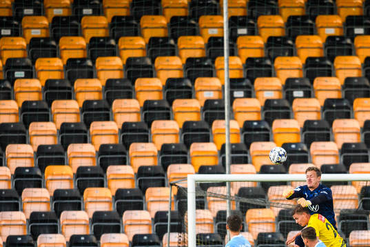 Malmö FFs målvakt Johan Dahlin och Mjällbys Taylor