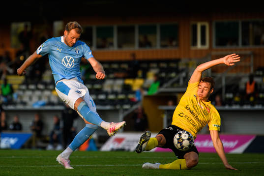 Malmö FFs Ola Toivonen och Mjällbys Jesper Löfgren