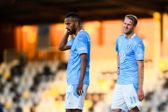 Malmö FFs Isaac Kiese Thelin och Ola Toivonen deppar