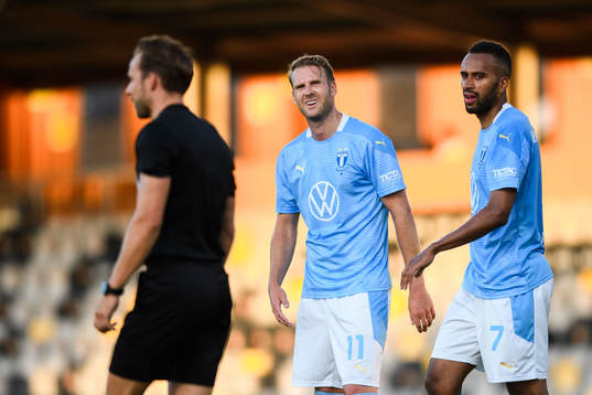 Malmö FFs Ola Toivonen och Isaac Kiese Thelin kollar på