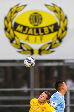 Mjällbys Jacob Bergström och Malmö FFs Jonas Knudsen