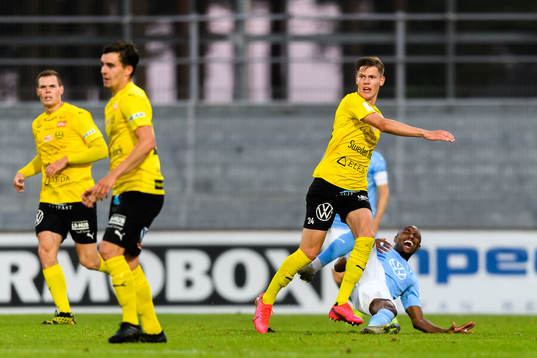 Malmö FFs Fouad Bachirou och Mjällbys Taylor Silverholt
