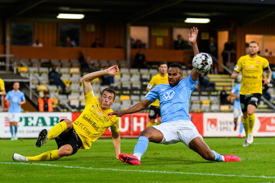 Mjällbys Jesper Löfgren och Malmö FFs Isaac Kiese Thelin