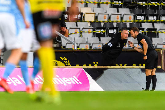 Mjällbys tränare Marcus Lantz i samtal med domare