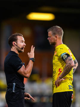 Domare Kristoffer Karlsson i samtal med Mjällbys David