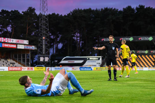 Malmö FFs Sören Rieks deppar när domare Kristoffer