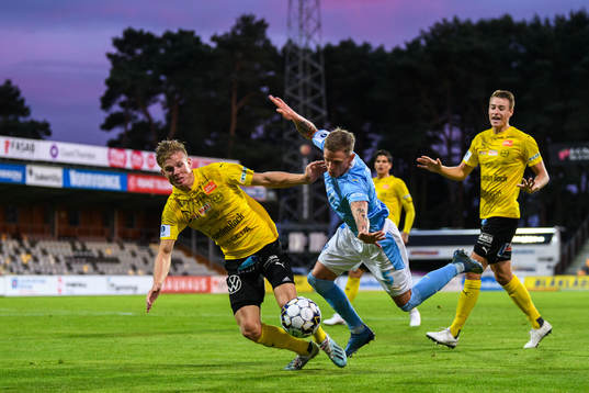 Mjällbys Eric Björkander och Malmö FFs Sören Rieks