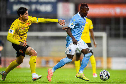 Mjällbys David Batanero och Malmö FFs Bonke Innocent