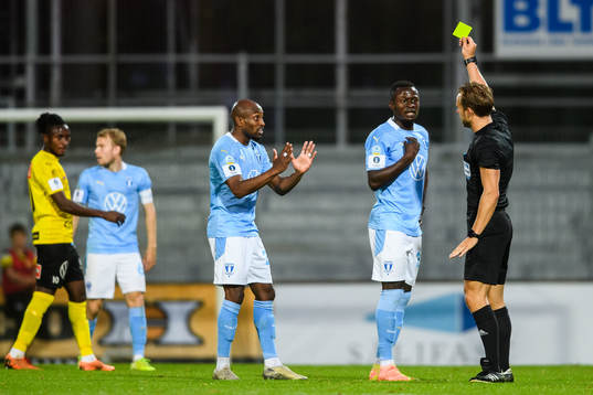 Malmö FFs Bonke Innocent tilldelas en varning av domare