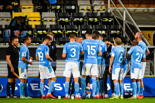 Malmö FFs spelare samlas vid tränare Jon Dahl Tomasson
