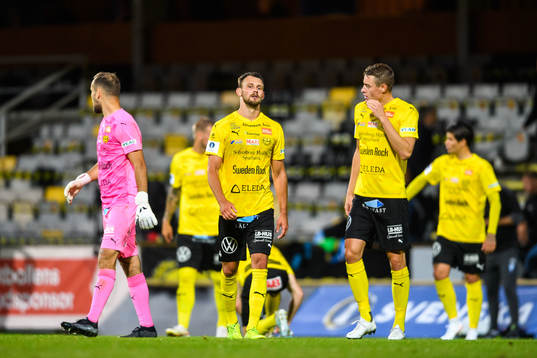 Mjällbys Max Watson och Jesper Löfgren deppar