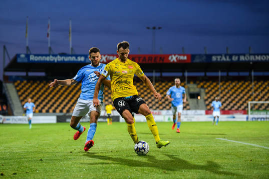 Malmö FFs Erdal Rakip och Mjällbys Max Watson
