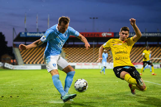 Malmö FFs Eric Larsson och Mjällbys Besard Sabovic