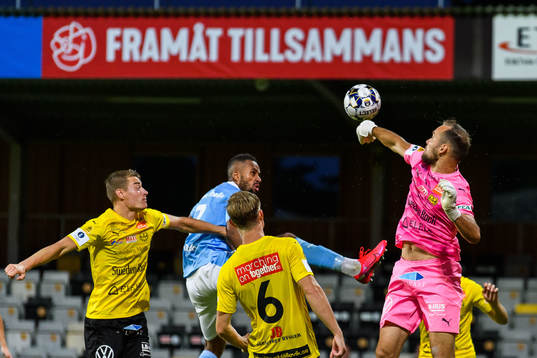Mjällbys målvakt Carl-Johan Eriksson och Malmö FFs Isaac