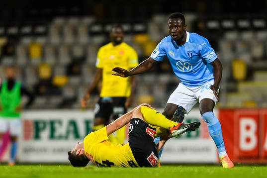 Malmö FFs Bonke Innocent och Mjällbys Besard Sabovic