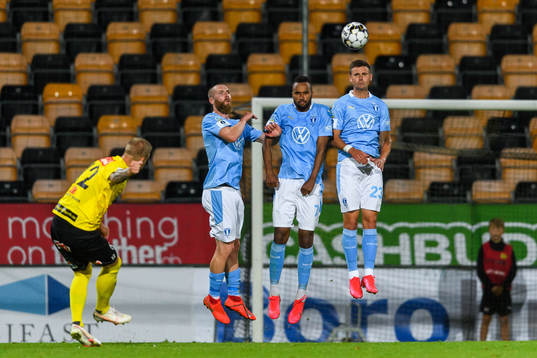 Mjällbys David Löfquist slår en frispark mot Malmö FFs