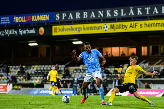 Malmö FFs Isaac Kiese Thelin och Mjällbys Eric Björkander