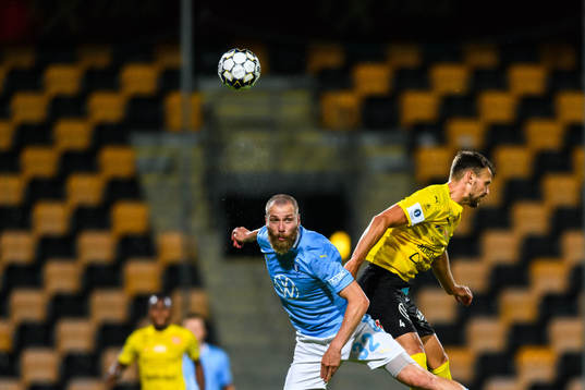Malmö FFs Jo Inge Berget och Mjällbys Max Watson