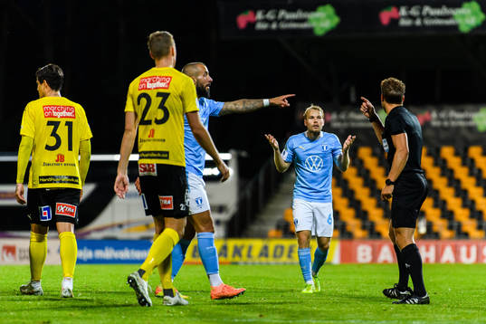 Malmö FFs Oscar Lewicki och domare Kristoffer Karlsson