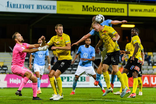 Malmö FFs Jo Inge Berget mot Mjällbys målvakt Carl-Johan