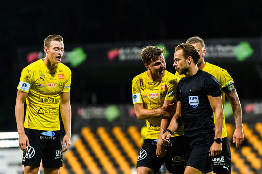 Mjällbys spelare reagerar på domare Kristoffer Karlsson