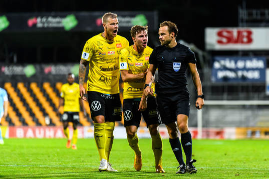Mjällbys spelare reagerar på domare Kristoffer Karlsson