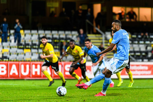 Malmö FFs Isaac Kiese Thelin med en straff som han missar