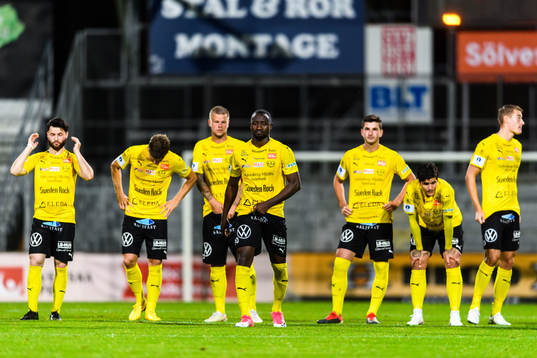 Mjällbys Moses Ogbu deppar med lagkamrater