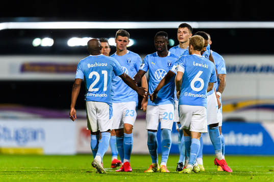 Malmö FFs Fouad Bachirou tröstas av lagkamrater