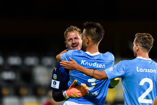 Malmö FFs målvakt Johan Dahlin jublar med Jonas Knudsen