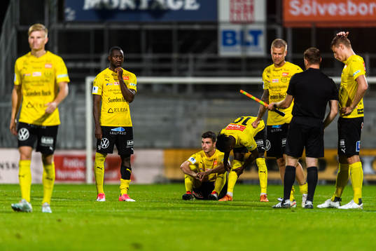 Mjällbys Besard Sabovic deppar med lagkamrater