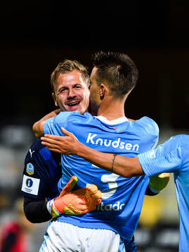 Malmö FFs målvakt Johan Dahlin jublar med Jonas Knudsen
