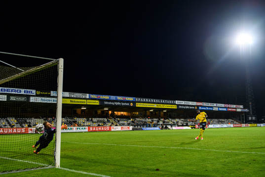 Mjällbys Moses Ogbu sätter en straff bakom Malmö FFs